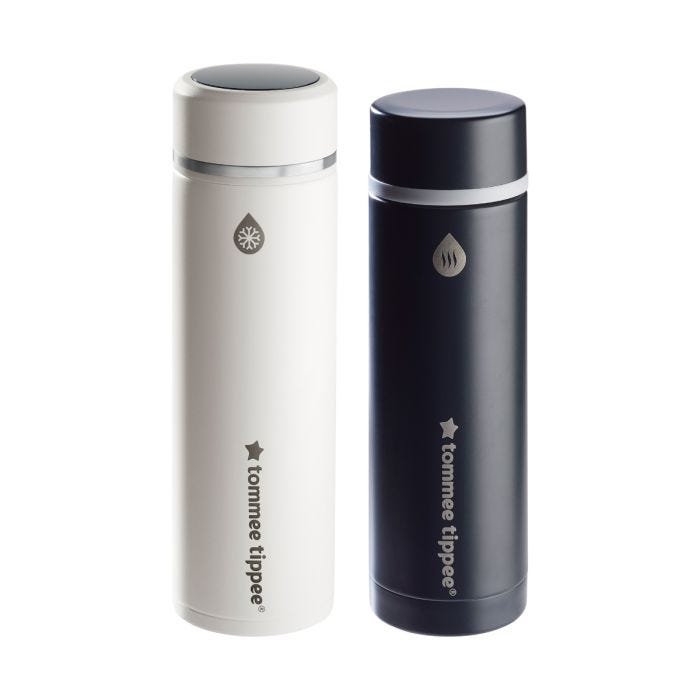 Thermos à eau chaude et thermos refroidisseur avec distributeurs de lait en poudre sur fond blanc