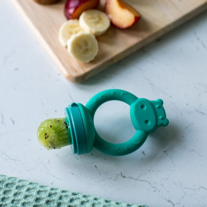 Grignoteuse d&apos;alimentation bleu sarcelle dans son emballage, sur un fond blanc