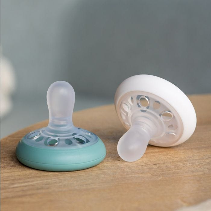 Bébé portant à sa bouche une tétine de sucette