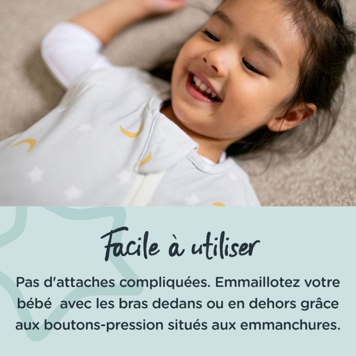 jeune enfant couché dans une gigoteuse avec Ollie endormie, avec un texte sur la facilité d&apos;utilisation de celle-ci