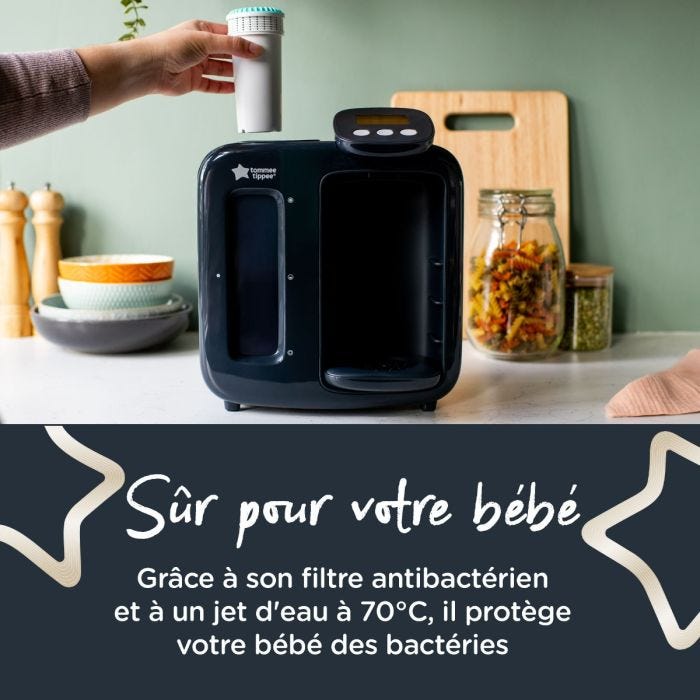 Une personne qui met un filtre dans son préparateur de biberons Prep Perfect avec un texte sur la sécurité pour bébé