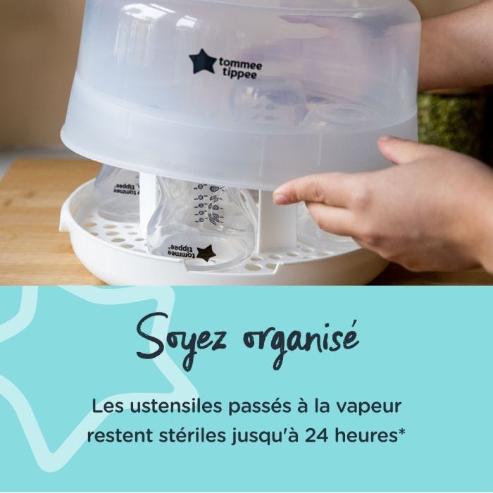 Personne fermant le couvercle de son stérilisateur micro-ondes avec un texte expliquant comment s&apos;organiser