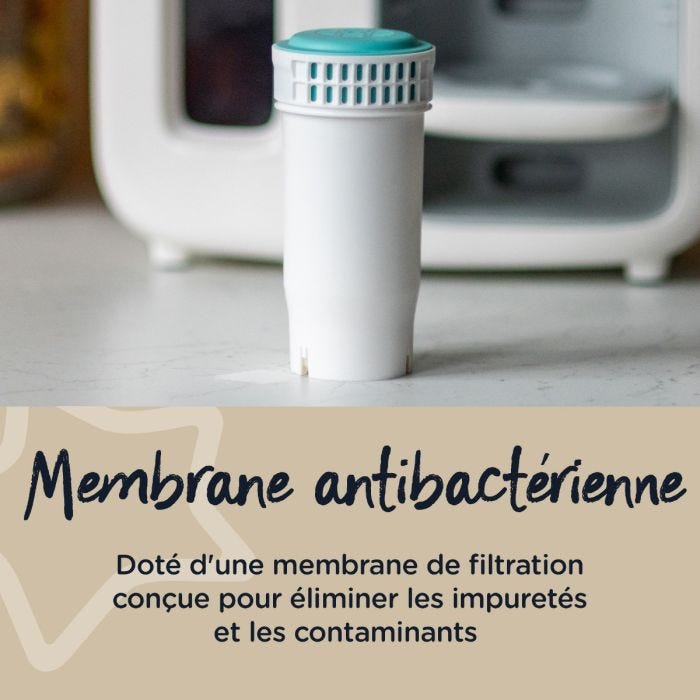 Filtre de rechange sur un comptoir de cuisine avec un texte sur sa membrane antibactérienne