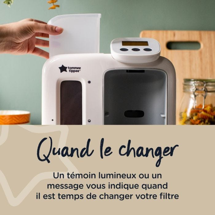Quelqu&apos;un remplaçant le chariot dans sa machine Perfect Prep, avec un texte expliquant quand changer le filtre