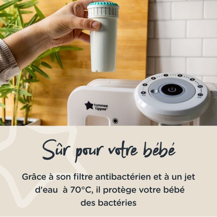 Personne mettant un filtre dans son préparateur de biberons Perfect Prep avec un texte sur la sécurité pour bébé