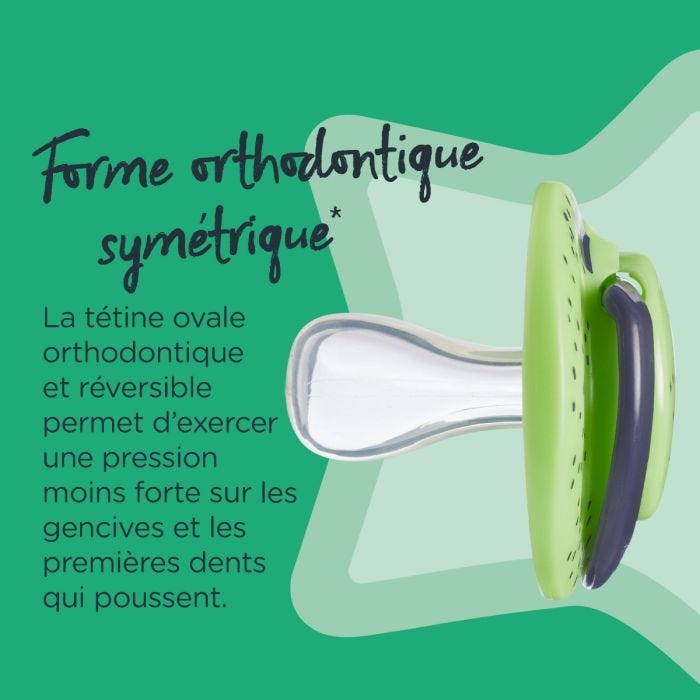 Bébé avec une sucette dans la bouche entouré d&apos;une étoile verte sur fond vert indiquant que 97,5 % des bébés l&apos;acceptent.