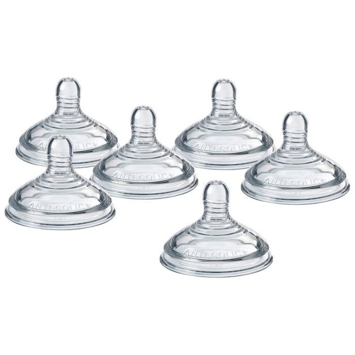 Deux tétines transparentes sur fond blanc