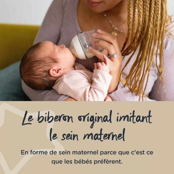 Mère nourrissant son bébé à l&apos;aide d&apos;un biberon Closer to Nature, avec texte expliquant qu&apos;il s&apos;agit du biberon original imitant la forme du sein.