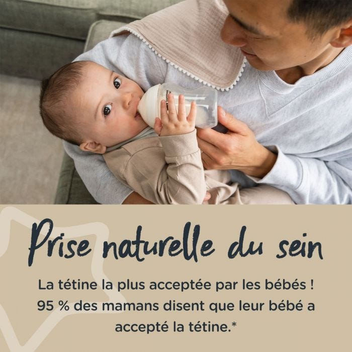 Père nourrissant son bébé à l&apos;aide d&apos;un biberon Closer to Nature avec texte indiquant que sa tétine est la plus facilement acceptée et semblable à un sein.