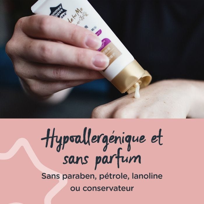 Personne tenant en main la crème pour mamelons avec un texte indiquant qu&apos;elle est hypoallergénique et sans parfum