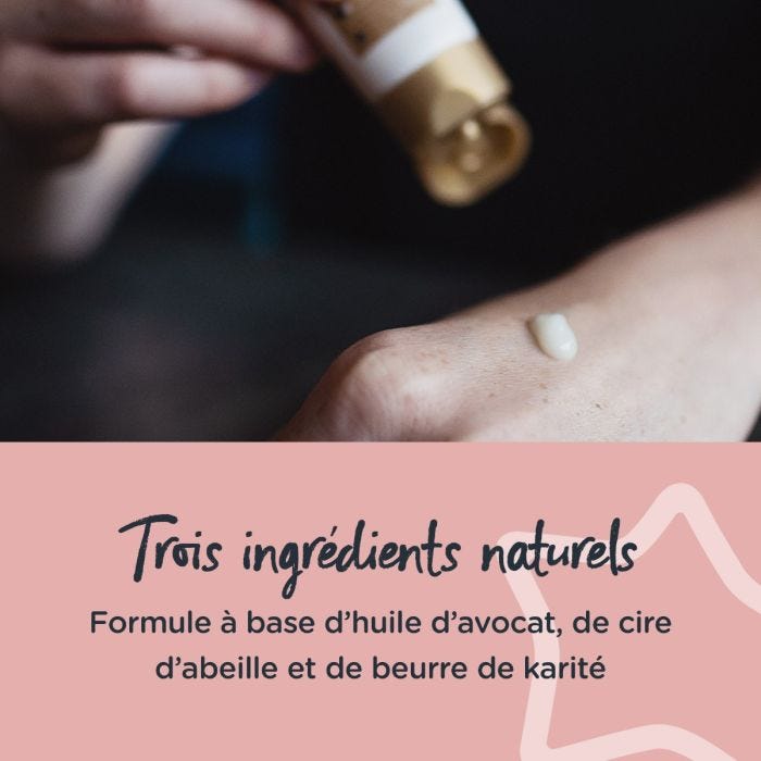 Personne tenant en main la crème pour mamelons avec un texte indiquant qu&apos;elle est composée de trois ingrédients naturels