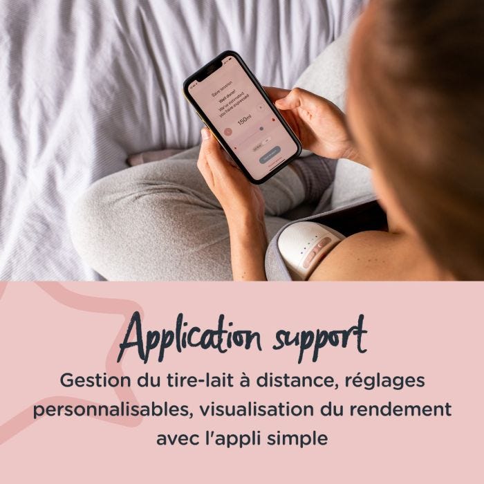 Maman tirant son lait tout en regardant son téléphone avec un texte sur la collecte d&apos;informations via l&apos;application support