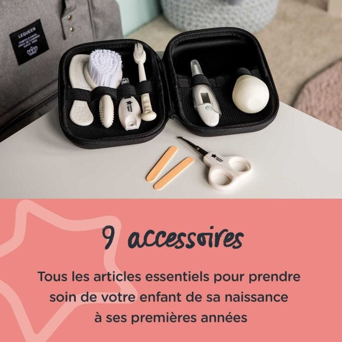 Accessoires de kit de soin dans une mallette de voyage noire sur une table blanche avec un texte indiquant 9 accessoires.