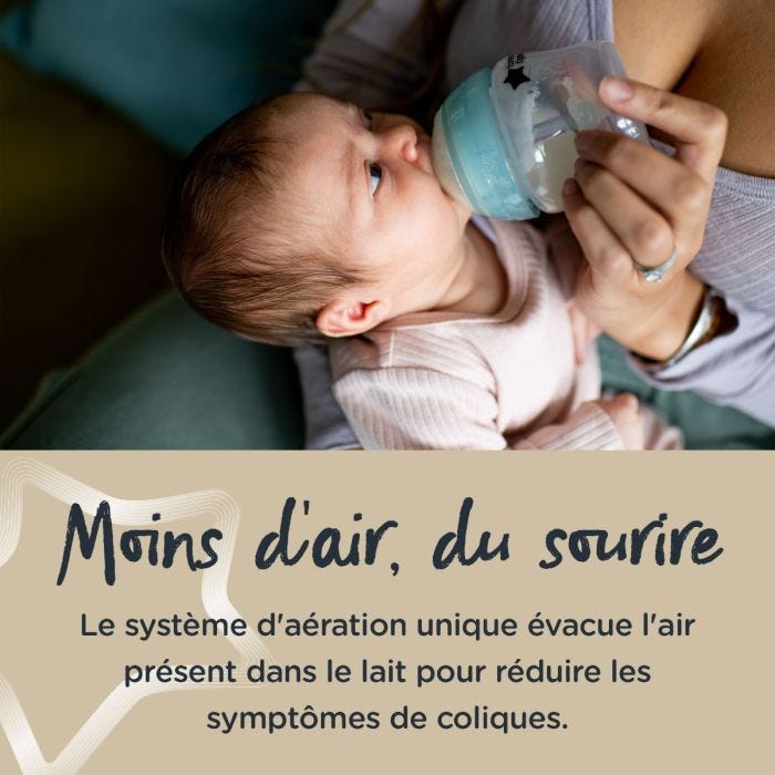Bébé tenu par sa mère et nourri au biberon