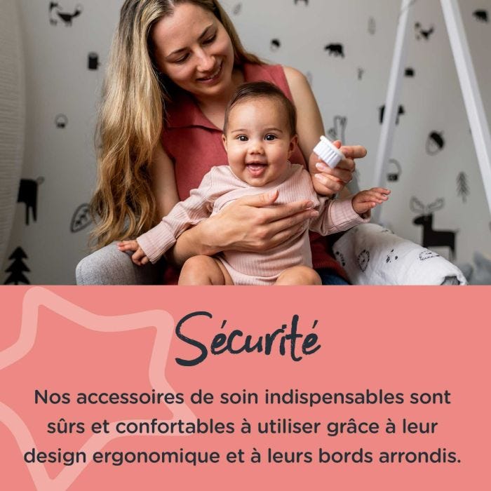 Bébé sur les genoux de sa mère se faisant brosser les cheveux. Le texte dit que les accessoires sont sûrs pour les bébés.