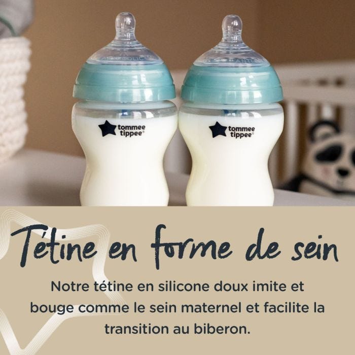 Deux biberons de lait avec couvercles bleus
