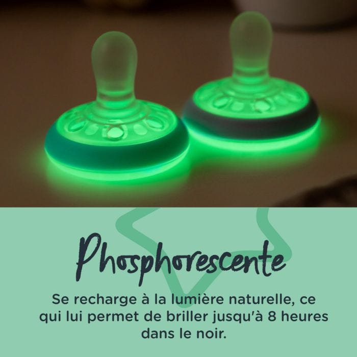 Bébé avec sucette de nuit verte dans la bouche et description des avantages de la conception orthodontique symétrique.