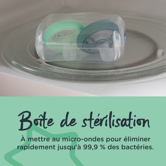 2 sucettes dans la boîte de stérilisation au micro-ondes avec un texte expliquant que cela tue 99,9 % des bactéries.