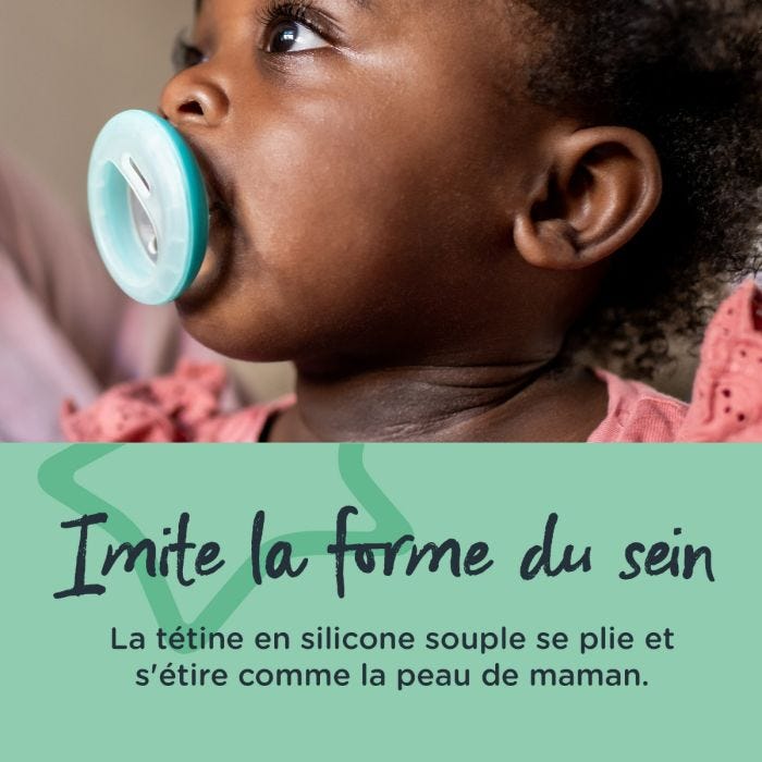 Bébé avec une sucette bleue dans la bouche avec un texte indiquant qu&apos;elle est aussi confortable que le sein.