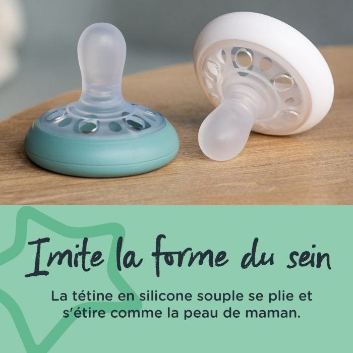 Deux sucettes en forme de sein sur une table marron et texte disant qu&apos;elles offrent un confort semblable à celui d&apos;un sein