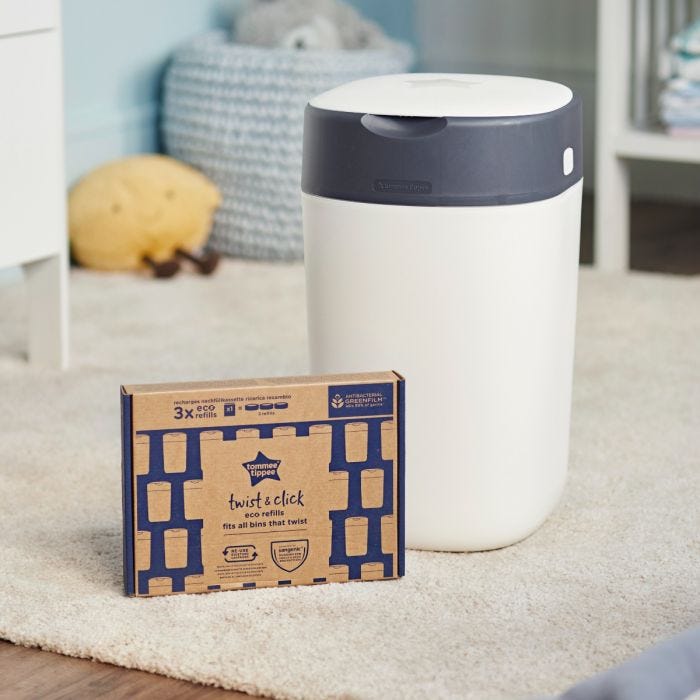 Image d&apos;un lot comprenant un sac poubelle couche blanc et un pack de 3 recharges écologiques plates dans une maison 