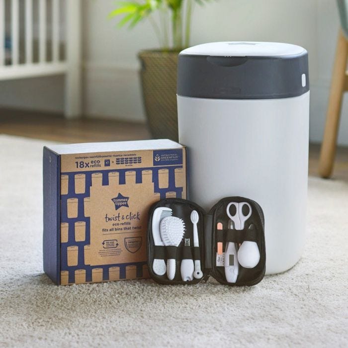 Image dans une maison d&apos;un lot avec sac poubelle couche blanc, pack de 18 recharges écologiques plates et kit de soins 