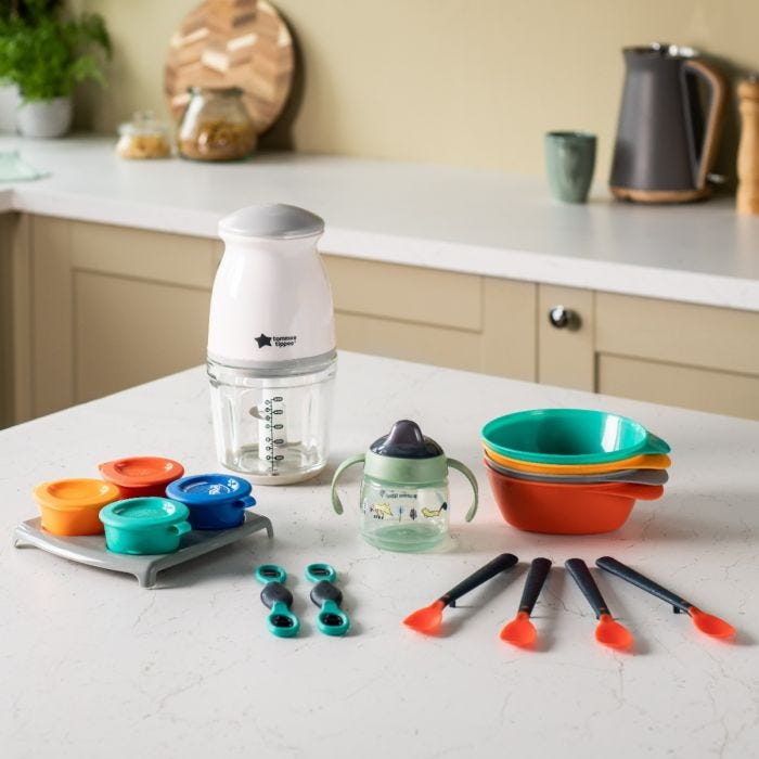 Products included in the complete weaning bundle. Including baby food blender, spoons, bowls and freezer pots in kitchen.
