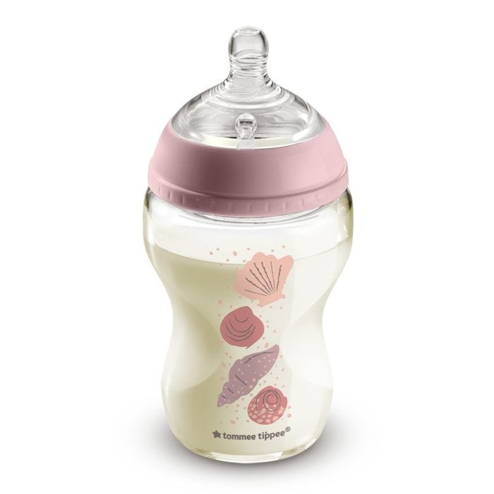 Biberon en verre rose sur fond blanc