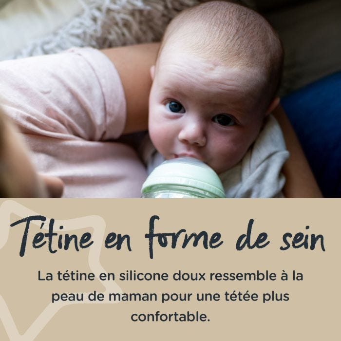 Bébé dans les bras de maman buvant dans un biberon Closer to Nature avec texte ci-dessous expliquant les avantages de la tétine ressemblant à un sein.