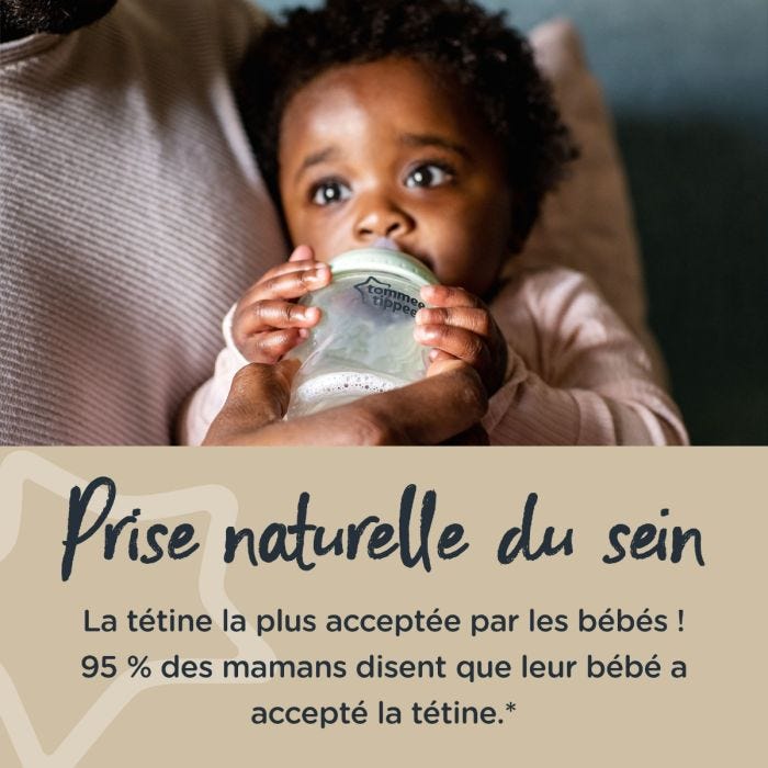 Bébé dans les bras de maman buvant dans un biberon Closer to Nature avec texte ci-dessous expliquant les avantages de la tétine ressemblant à un sein.