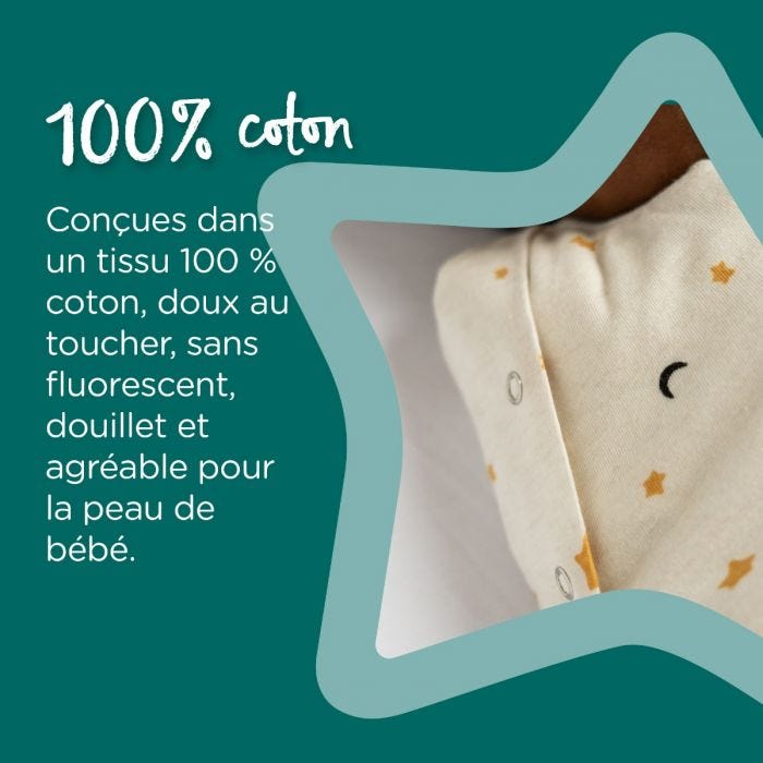Gros plan du matériau d&apos;une manche d&apos;une gigoteuse d&apos;emmaillotage crème et un texte précisant le tissu 100 % coton.