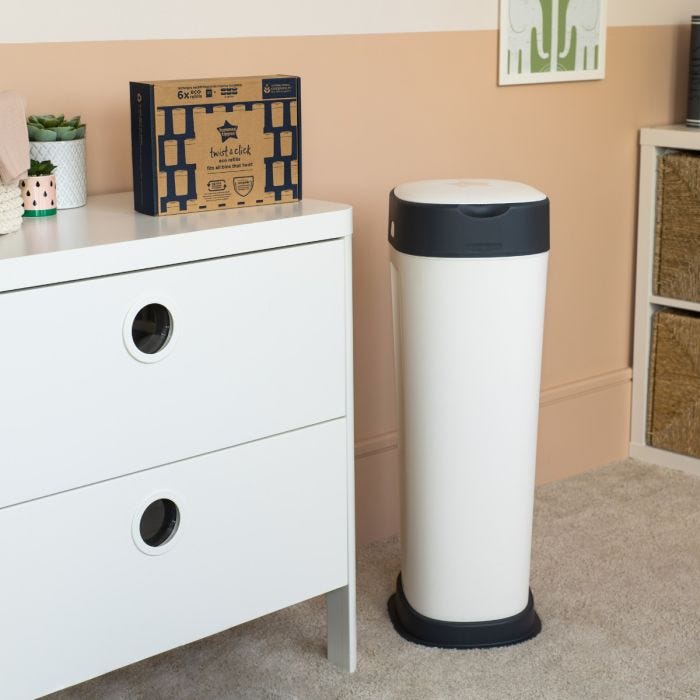 La poubelle à couches Twist & Click XL et six recharges écologiques dans une crèche