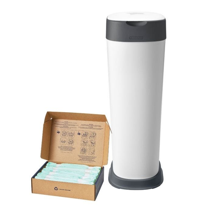 Poubelle à couches Twist & Click XL et six éco-recharges sur fond blanc