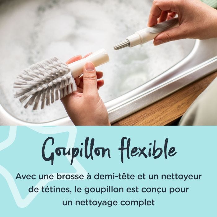 Une personne remplace le goupillon par la tête du goupillon 2in1Clean avec un texte sur la tête flexible