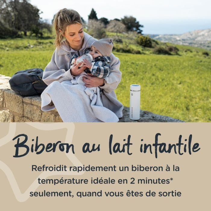 maman nourrissant son bébé assis à l&apos;extérieur avec un texte sur la préparation d&apos;un lait maternisé frais