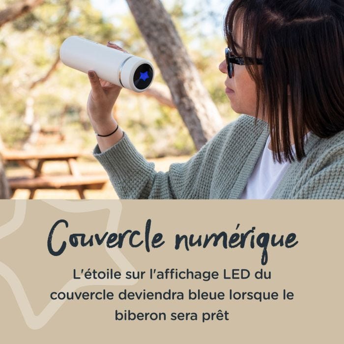 Maman regarde l&apos;étoile bleue sur sa gourde avec le texte sur le couvercle numérique