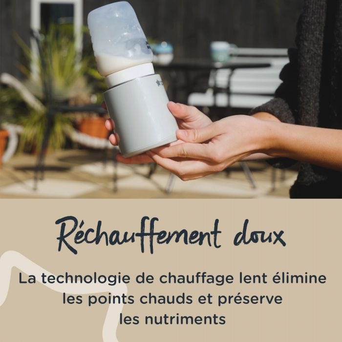 Femme tenant un chauffe-biberon LetsGo avec un biberon à l&apos;envers dessus
