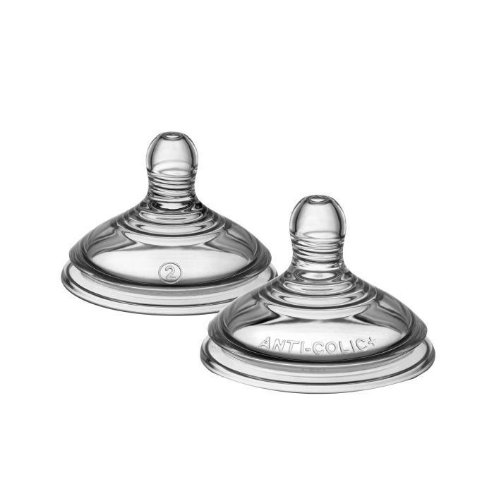 Deux tétines transparentes sur fond blanc