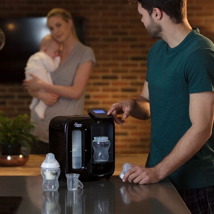 papa faisant un biberon avec une préparation parfaite jour nuit
