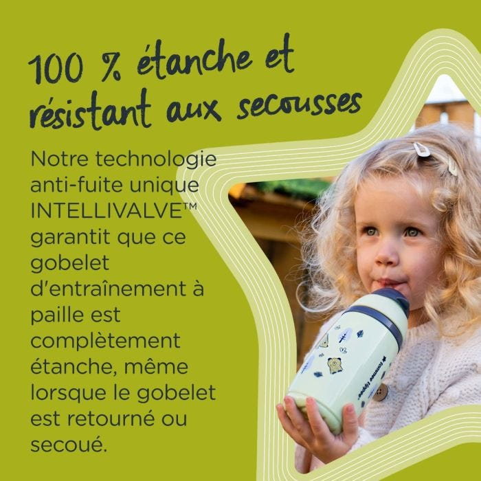 Petite fille buvant dans sa tasse avec paille, avec texte sur la valve anti-fuites