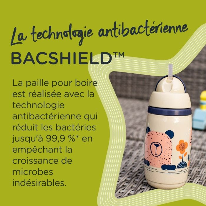Tasse grise avec paille sur table en extérieur, avec texte sur la paille BACSHIELD antibactérienne