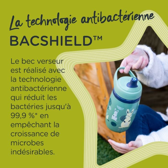 Jeune enfant tenant une tasse sportee verte, avec un texte sur la technologie antibactérienne BACSHIELD