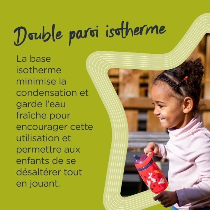 Jeune enfant souriant, tenant sa tasse sportee rouge, avec un texte expliquant qu&apos;elle possède une isolation double paroi