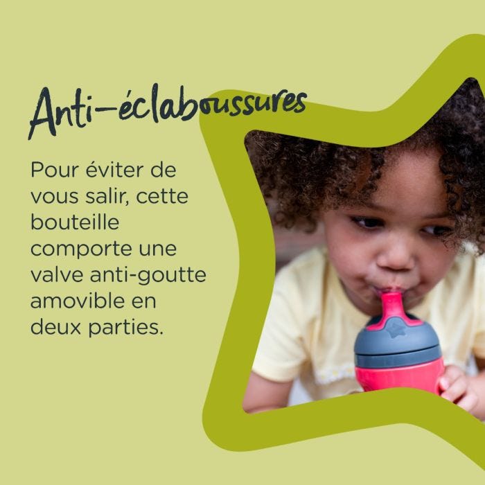 Jeune enfant buvant dans une gourde sportee rouge, avec un texte expliquant qu&apos;elle est anti-éclaboussures