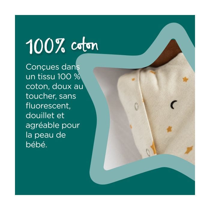 Gros plan du matériau d&apos;une manche d&apos;une gigoteuse d&apos;emmaillotage crème et un texte précisant le tissu 100 % coton.