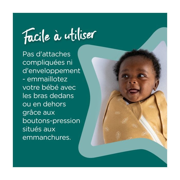 Bébé avec les bras emmaillotés dans une gigoteuse d&apos;emmaillotage jaune avec un texte indiquant sa facilité d&apos;utilisation.
