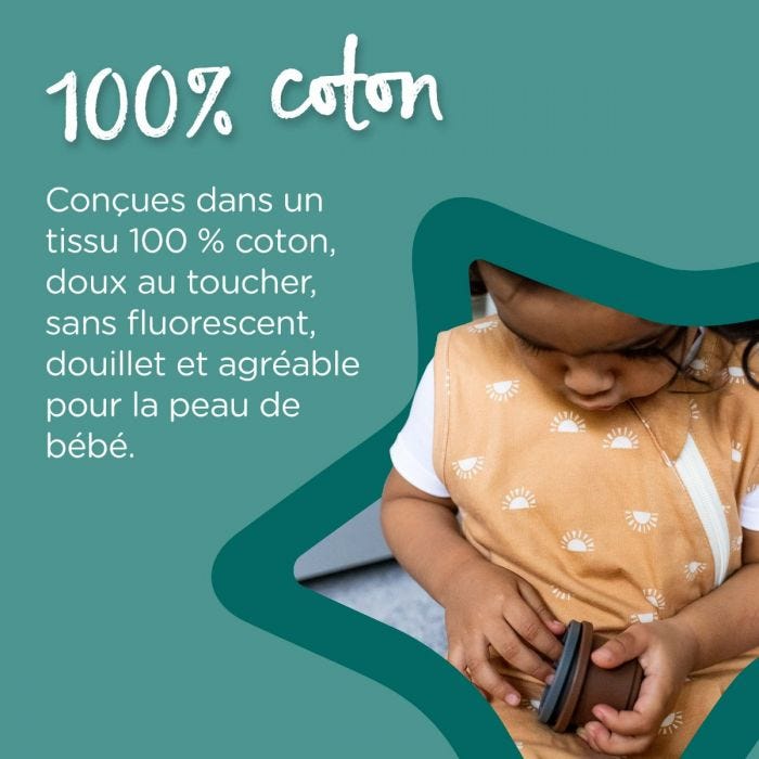 Petite fille portant une gigoteuse sleepbag jaune et regardant un petit jouet avec un texte précisant le tissu 100 % coton.