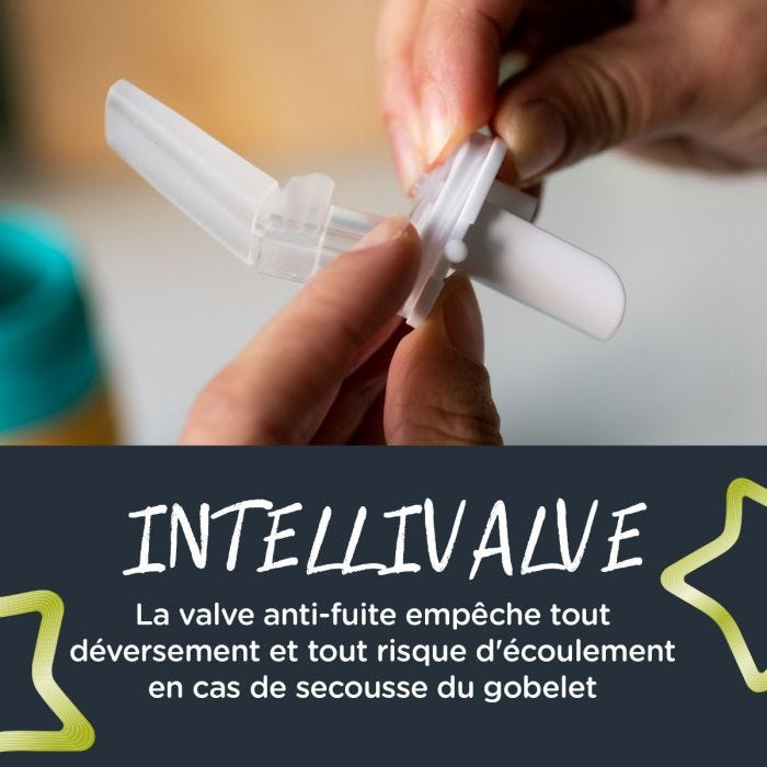 Petit garçon tenant sa tasse avec un texte expliquant que la paille résiste aux mordillements