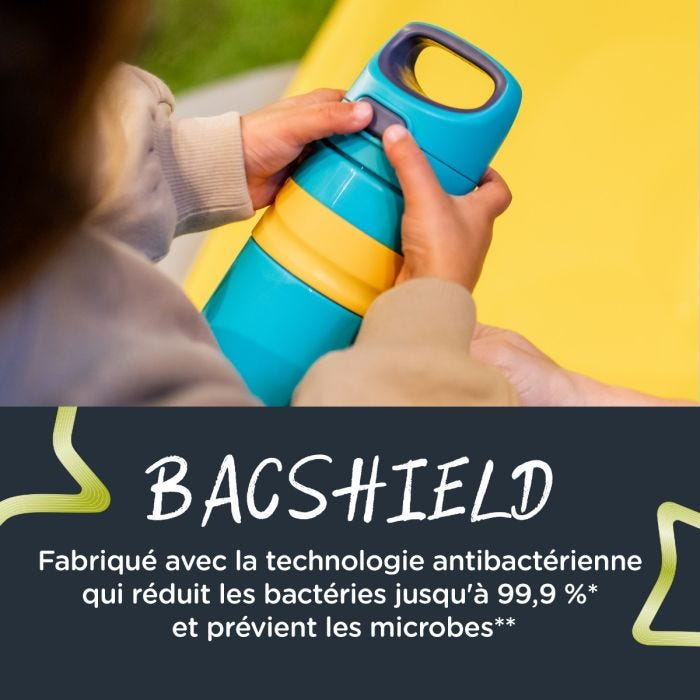 Enfant appuyant sur le couvercle de sa tasse avec un texte sur la technologie de protection antibactérienne BACSHIELD