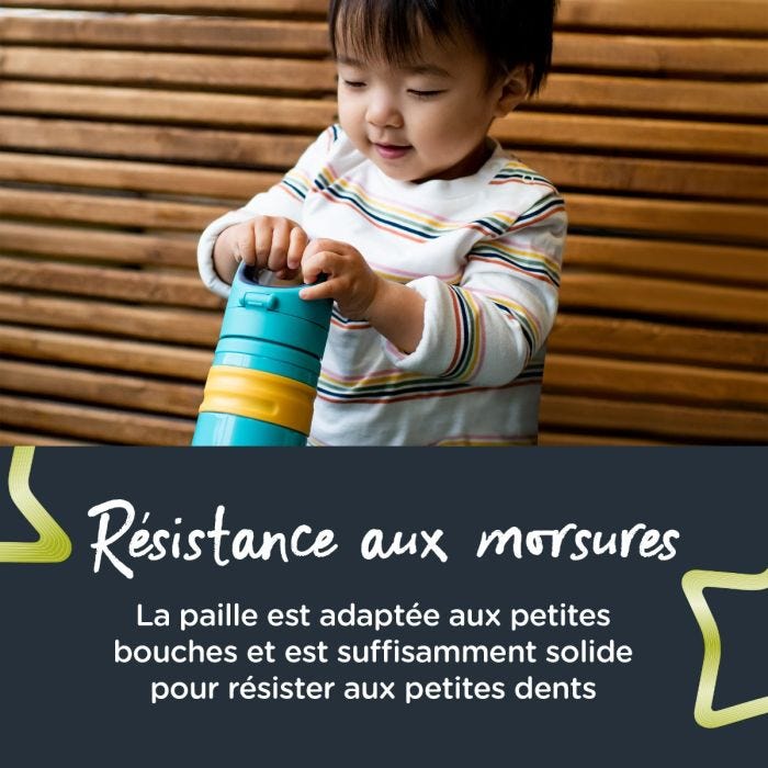 Une personne assemblant la valve anti-fuites avec un texte sur sa technologie anti-fuites